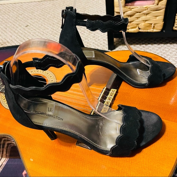 ❤️Beautiful Scalloped Ankle Strap Heels! - Picture 14 of 14